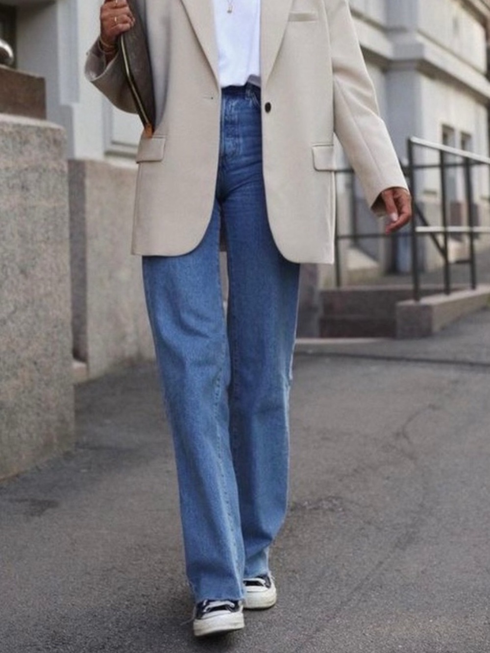 Vintage Levi’s 501 high-waisted medium-wash jeans. 💙